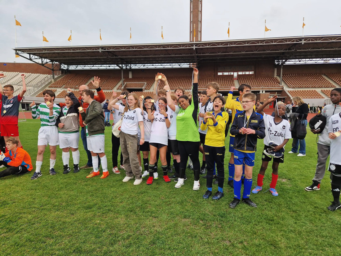 Samen strijden tijdens het voetbaltoernooi