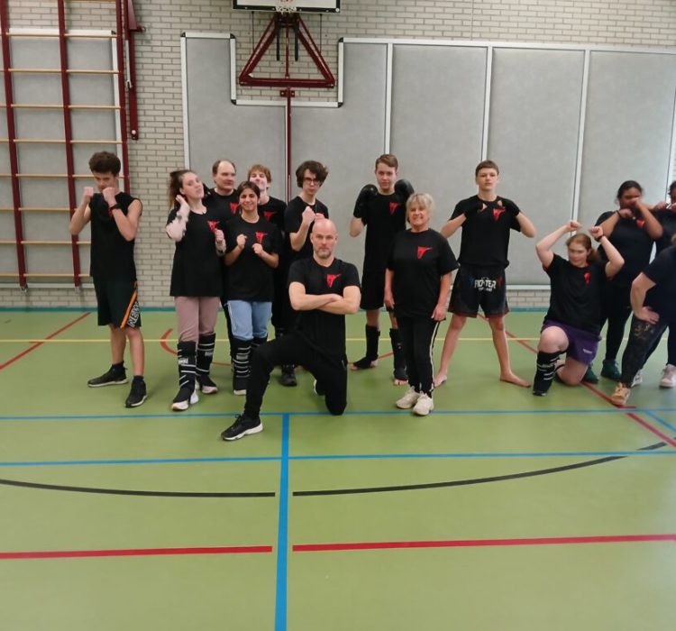 Kinderen zijn bezig met kickboksen