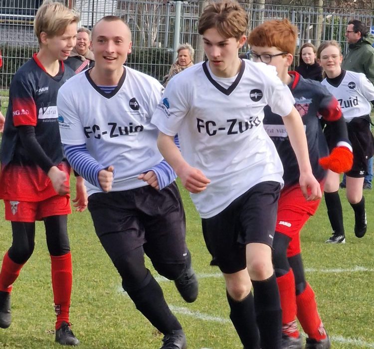Kinderen van FC-Zuid op het veld