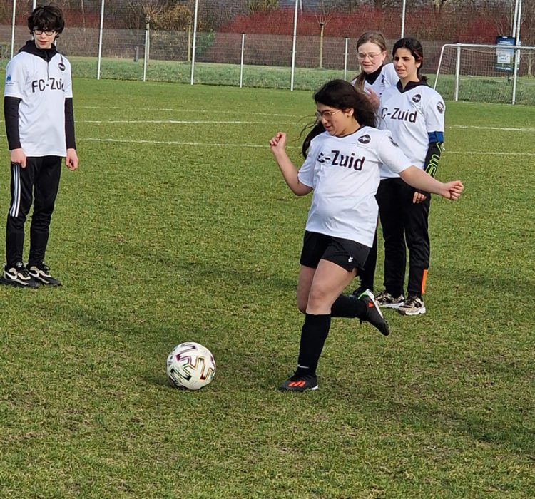 Kinderen van FC-Zuid op het veld