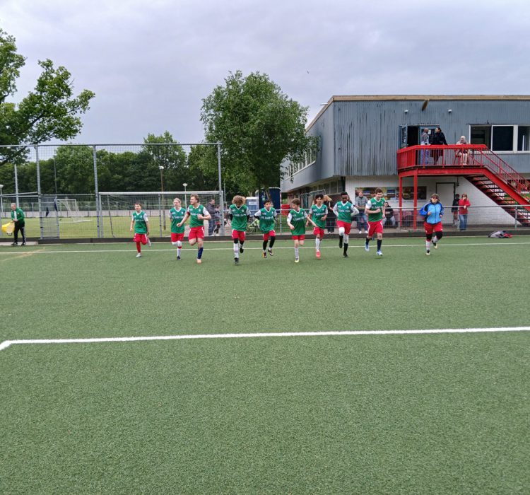 Kinderen van FC-Zuid op het veld
