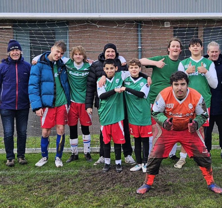 Kinderen van FC-Zuid op het veld