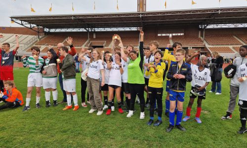 Samen strijden tijdens het voetbaltoernooi