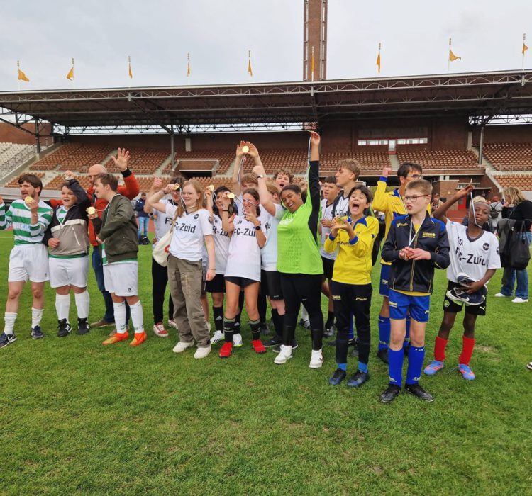 Samen strijden tijdens het voetbaltoernooi